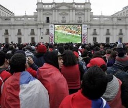 Chile Menang, Santiago Rusuh