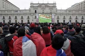 Chile Menang, Santiago Rusuh