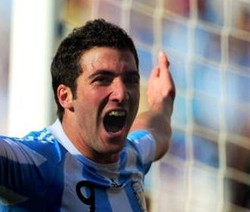 Higuain, Argentina Ketiga yang Cetak Hat-trick