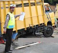 Truk Hantam Trotoar