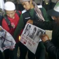 Aktivis Islam Bandung Bakar Foto Ariel-Luna-Tari