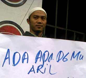 Cafe Luna Maya di Bandung Didemo