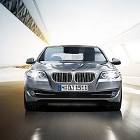 Trio BMW Seri 5 Meluncur