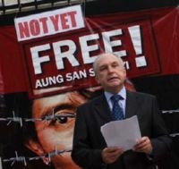 Dari Pagar Kedubes, Dubes Inggris Serukan Kebebasan Suu Kyi