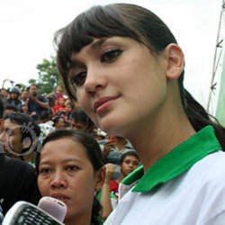 Video Porno Bikin Karir Luna Maya Melayang