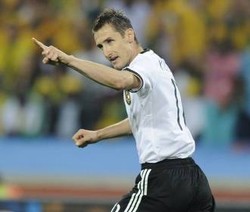 Klose Buru Rekor Ronaldo