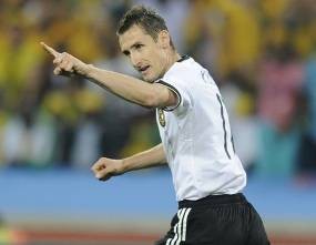 Klose Buru Rekor Ronaldo