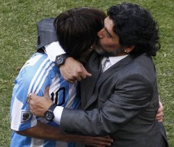 Peluk & Cium dari Maradona
