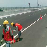 Tak Bisa Kendalikan Kecepatan, Truk Muat Udang Terbalik