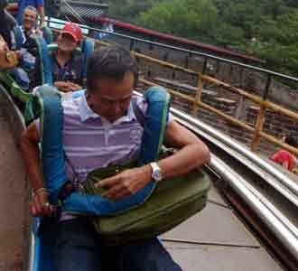 Meluncur di Tembok China