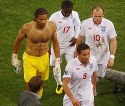 Kecewa, Suporter Terobos Ruang Ganti Inggris 