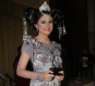 Marshanda Anggun Memakai Songket