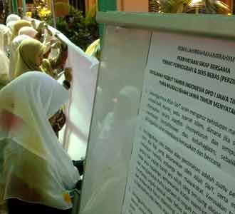 Muslimah HTI Galang Tanda Tangan