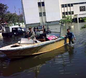 Evakuasi Barang Inventaris dari Rob