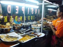 Kesetrum Ditonjok Nasi Pedas Bali!