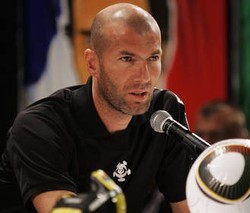Zizou: Latih Prancis? Tidak, Terimakasih