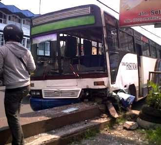 Bus Tabrak Tiang Telepon