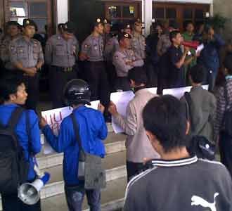 Hima Persis Demo Balai Kota