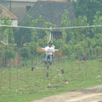 Wah! Tukang Sepatu Berhasil Buat Pesawat Terbang Sendiri