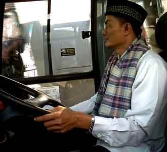 Sopir TransJ Berdandan Betawi