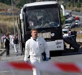 Bus Dibom, 2 Tentara Tewas