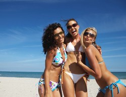 Trik Memilih Swimsuit Sesuai Siluet Tubuh