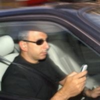 Orang Dewasa Lebih Sering SMS Ketika Mengemudi 