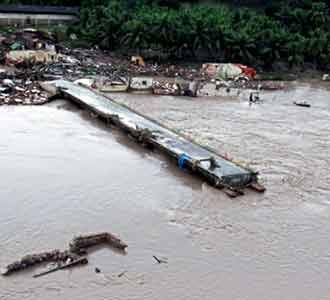 Jembatan Ambruk Diterjang Banjir
