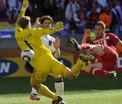 Sengit Berebut Tiket di Grup D