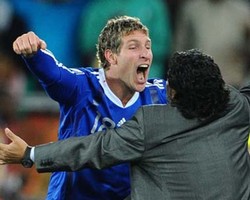 Palermo Bikin Gol Usai Dikepung Monster