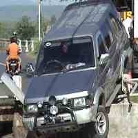 Tak Tahu Jalan, Mobil Berpenumpang Anggota TNI Nyaris Masuk Sungai 