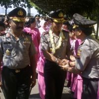 Tinggalkan Mapolda Jabar, Timur Jabat Erat Wartawan