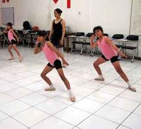 Lenturkan Badan untuk Jadi Balerina