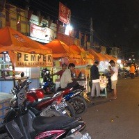 Geliat Kuliner Malam Khas Kaki Lima di Simpang Dago