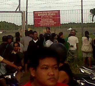 Warga Tonton Pesawat Jatuh