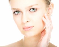 Cara Meratakan Kulit Wajah yang Belang