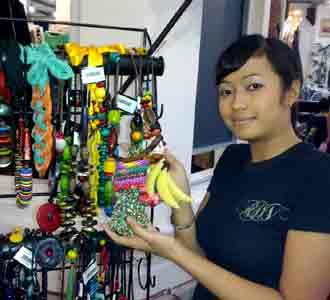 Bergaya dengan Aksesori Batu dan Kayu