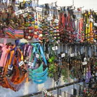 Bergaya Etnik dengan Aksesori Batu dan Kayu