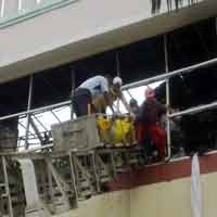 Rawan Ambruk, Polisi Kesulitan Evakuasi Korban