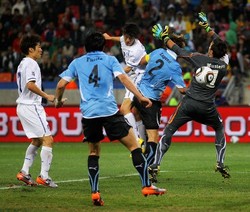 Tekuk Korsel, Uruguay ke Perempatfinal