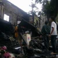 Ratusan Warga Menolak Tidur di Tenda