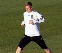 Inggris Tak Berubah, Schweini Main Lagi