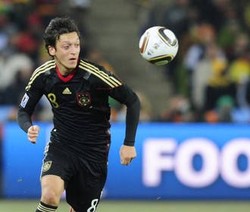 Oezil Pilih Tepikan Masa Lalu