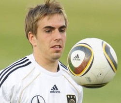 Lahm Dilatih Adu Penalti oleh Sang Ibu