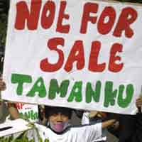 Ratusan Orang Bergandengan Tangan Tolak Eksekusi Taman Flora