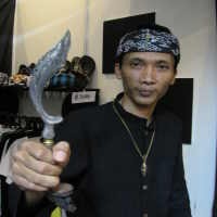 Ketika Senjata Khas Kujang Diadaptasi Distro