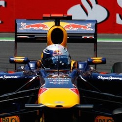 Vettel Menang, Webber Kecelakaan