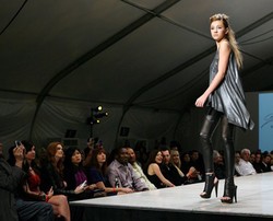 Mantan Gitaris Bon Jovi Jadi Perancang Busana