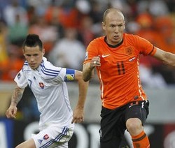 Robben & Sneijder Antar Belanda ke Perempatfinal