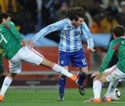 Maradona Kesal Messi Dikerjai Lawan